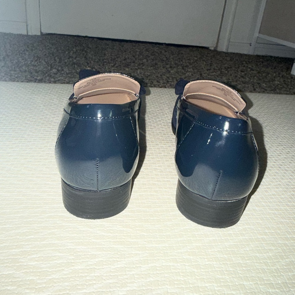 Bandolino Navy blue patent leather loafers with bow - Picture 8 of 9
